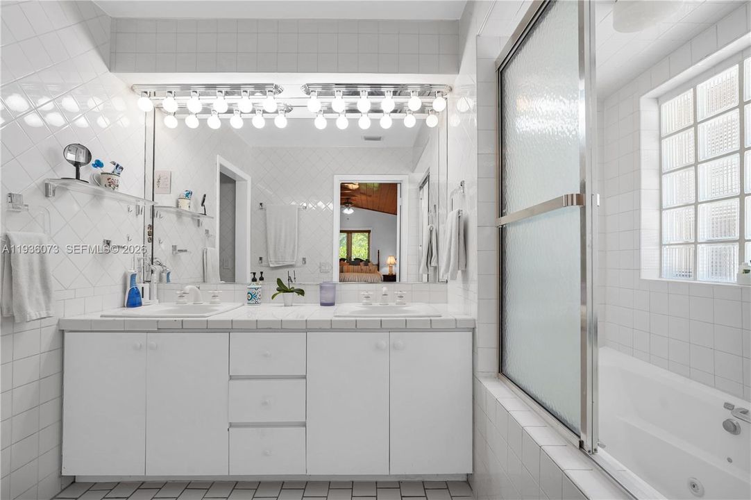 В аренду: $10,000 (5 спален, 3 ванн, 3234 Квадратных фут)