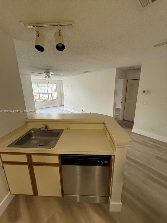 For Rent: $1,580 (1 beds, 1 baths, 712 Square Feet)