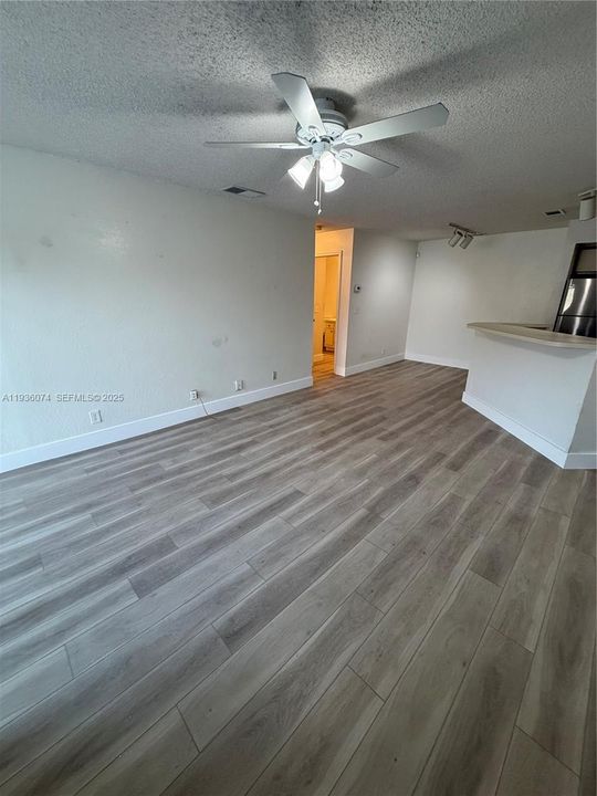 For Rent: $1,580 (1 beds, 1 baths, 712 Square Feet)
