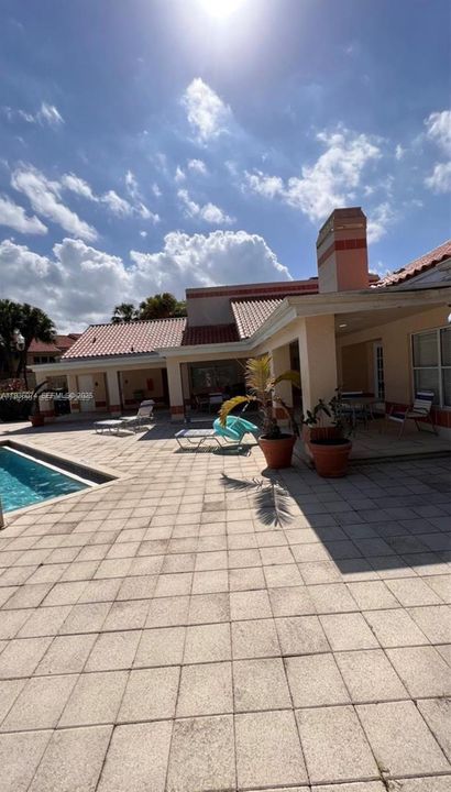 For Rent: $1,580 (1 beds, 1 baths, 712 Square Feet)