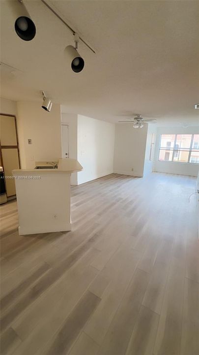For Rent: $1,580 (1 beds, 1 baths, 712 Square Feet)