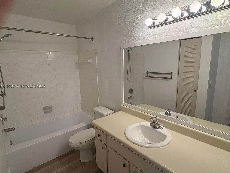 For Rent: $1,580 (1 beds, 1 baths, 712 Square Feet)