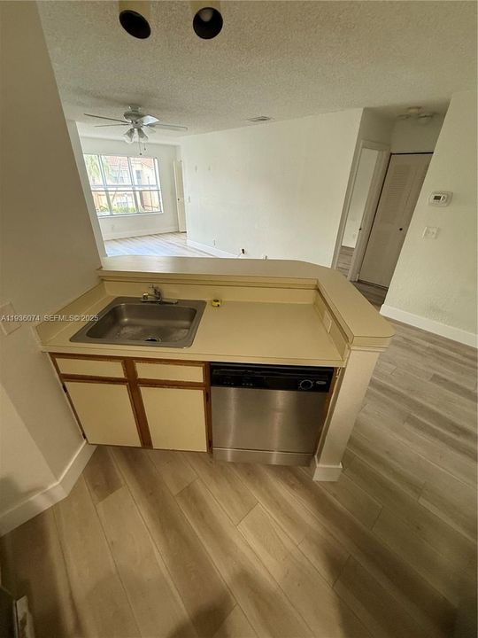 For Rent: $1,580 (1 beds, 1 baths, 712 Square Feet)
