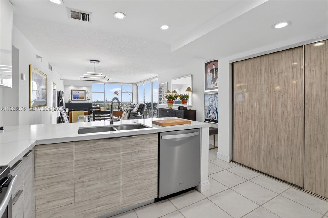 For Sale: $399,999 (2 beds, 2 baths, 1138 Square Feet)