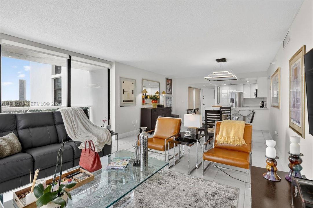 For Sale: $399,999 (2 beds, 2 baths, 1138 Square Feet)