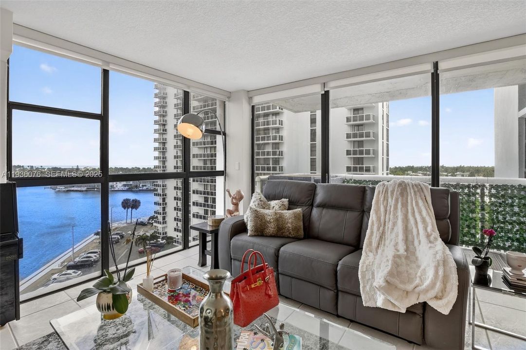 For Sale: $399,999 (2 beds, 2 baths, 1138 Square Feet)