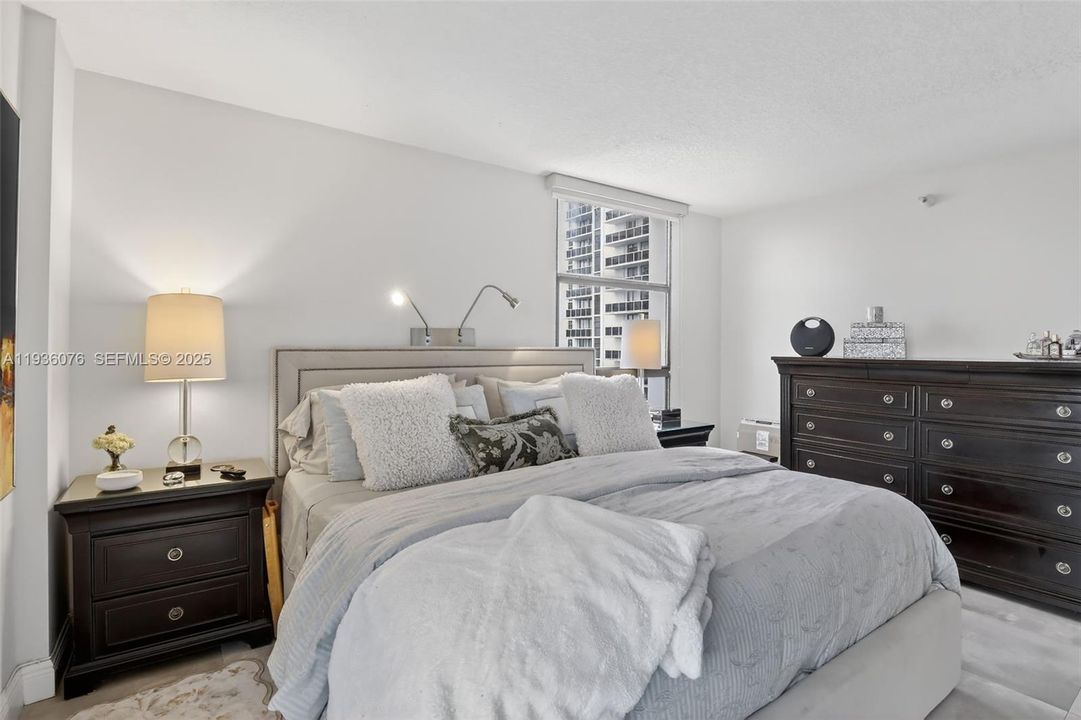 For Sale: $399,999 (2 beds, 2 baths, 1138 Square Feet)