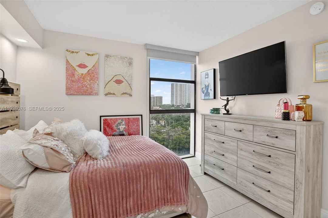 For Sale: $399,999 (2 beds, 2 baths, 1138 Square Feet)