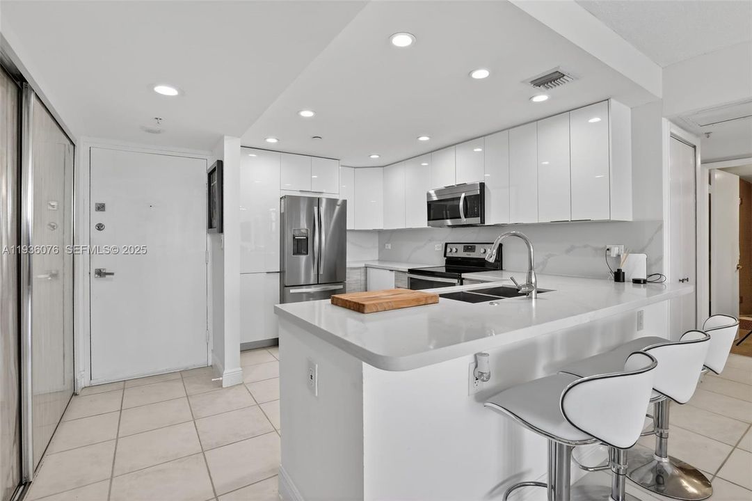 For Sale: $399,999 (2 beds, 2 baths, 1138 Square Feet)