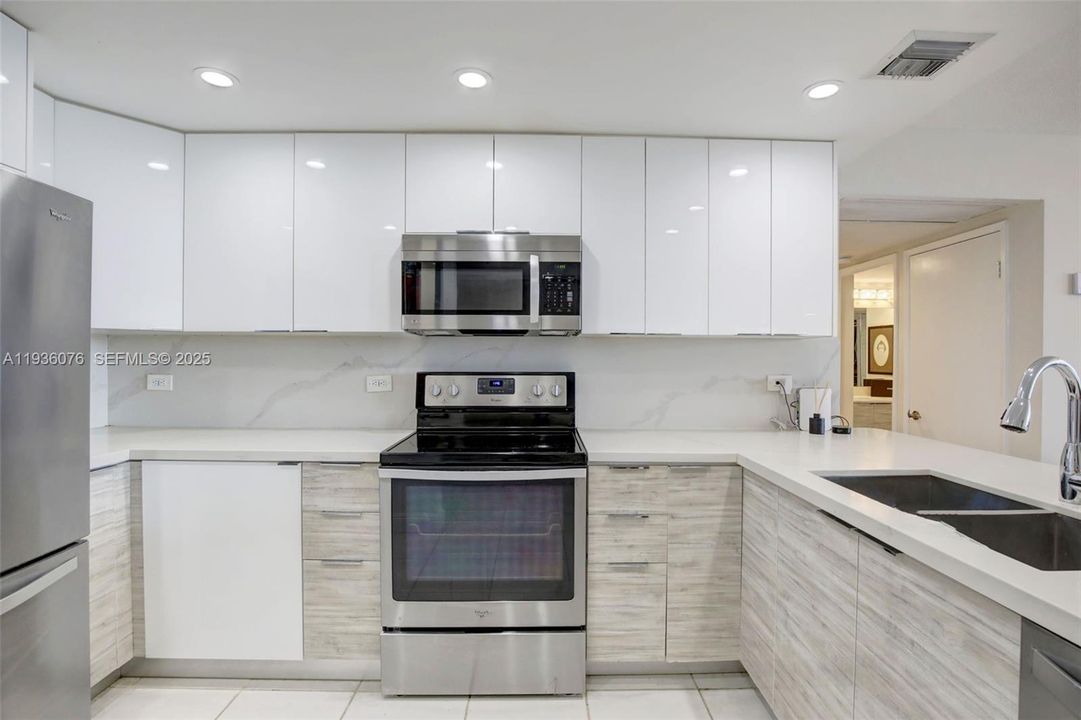 For Sale: $399,999 (2 beds, 2 baths, 1138 Square Feet)