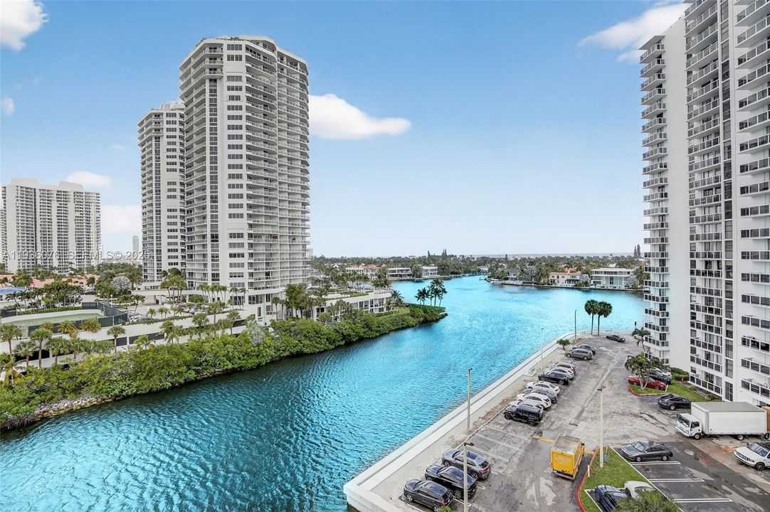 For Sale: $399,999 (2 beds, 2 baths, 1138 Square Feet)