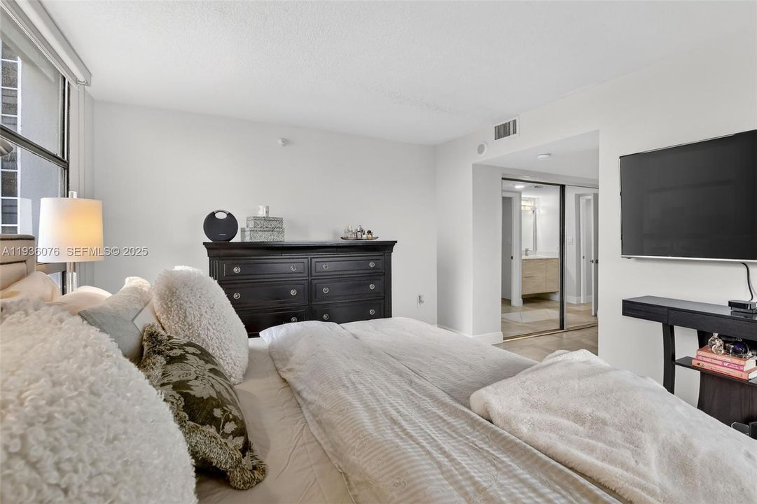 For Sale: $399,999 (2 beds, 2 baths, 1138 Square Feet)