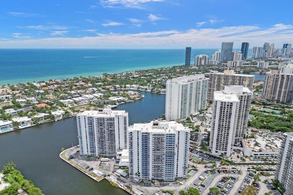 For Sale: $399,999 (2 beds, 2 baths, 1138 Square Feet)