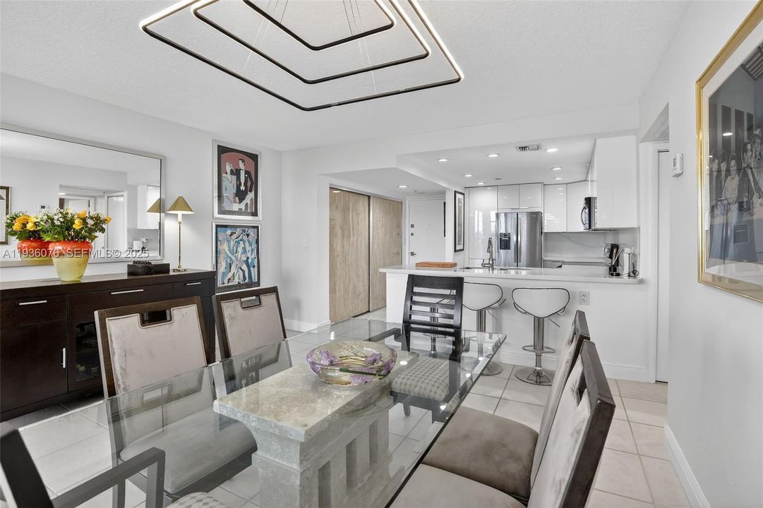 For Sale: $399,999 (2 beds, 2 baths, 1138 Square Feet)