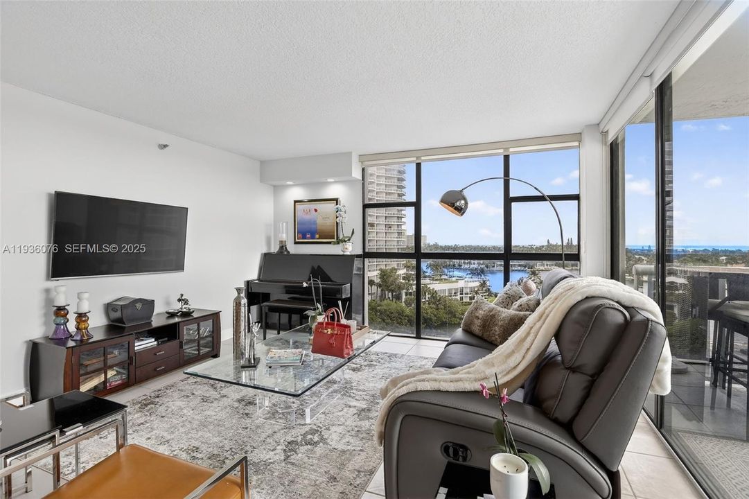 For Sale: $399,999 (2 beds, 2 baths, 1138 Square Feet)