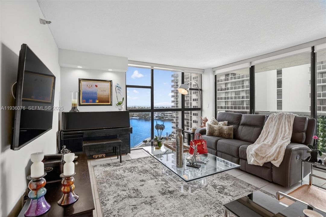 For Sale: $399,999 (2 beds, 2 baths, 1138 Square Feet)