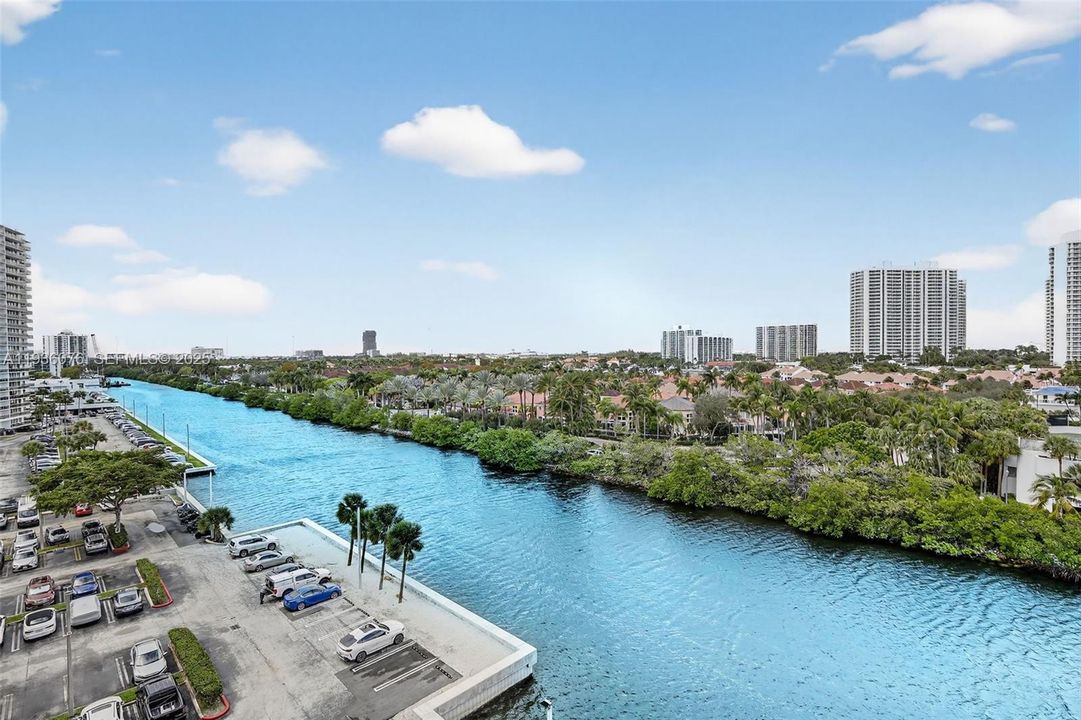 For Sale: $399,999 (2 beds, 2 baths, 1138 Square Feet)