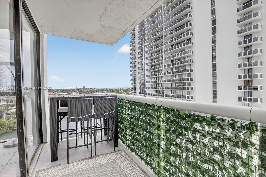 For Sale: $399,999 (2 beds, 2 baths, 1138 Square Feet)