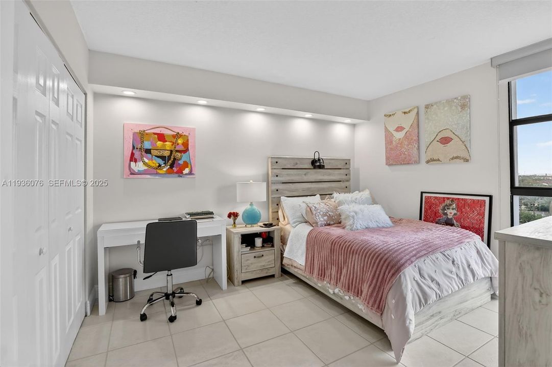 For Sale: $399,999 (2 beds, 2 baths, 1138 Square Feet)