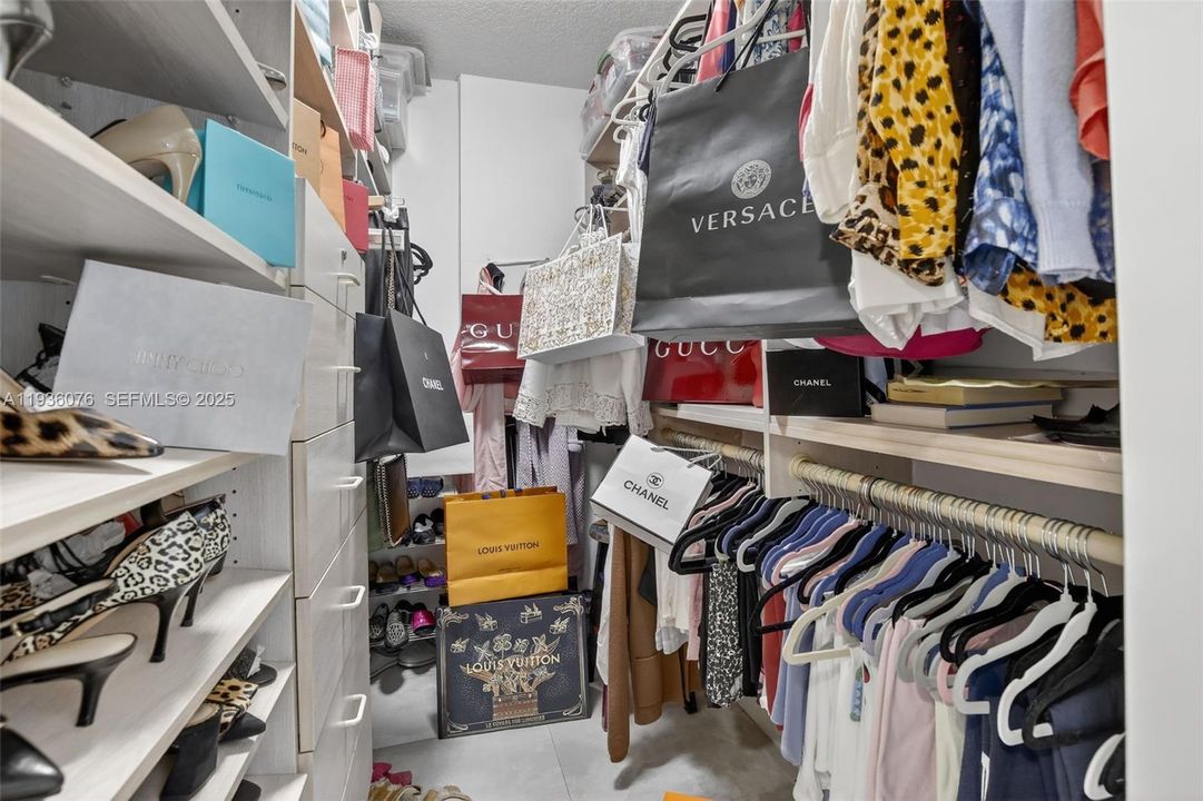 For Sale: $399,999 (2 beds, 2 baths, 1138 Square Feet)