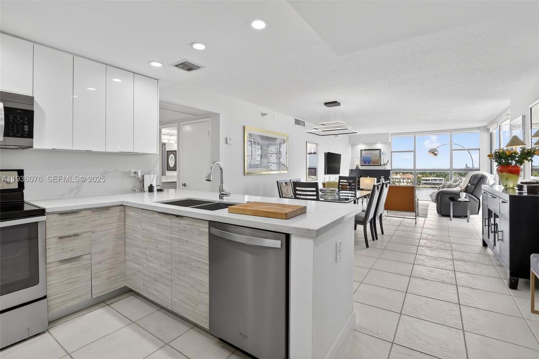 For Sale: $399,999 (2 beds, 2 baths, 1138 Square Feet)