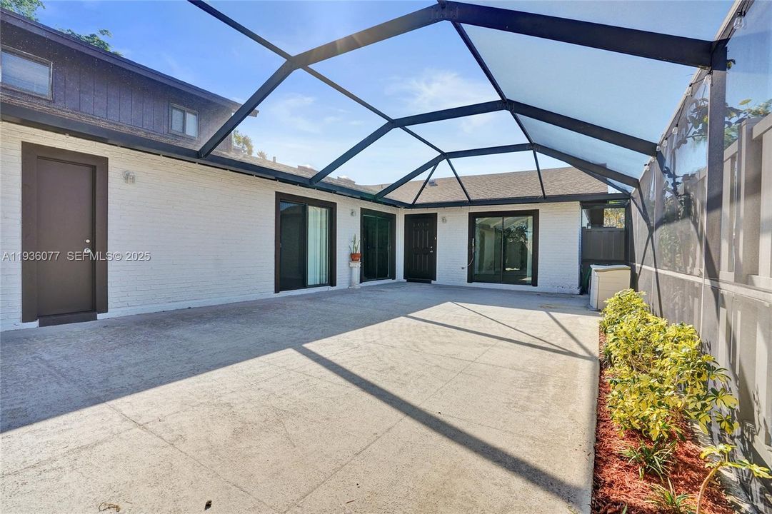 900sf of expansive space to work with!