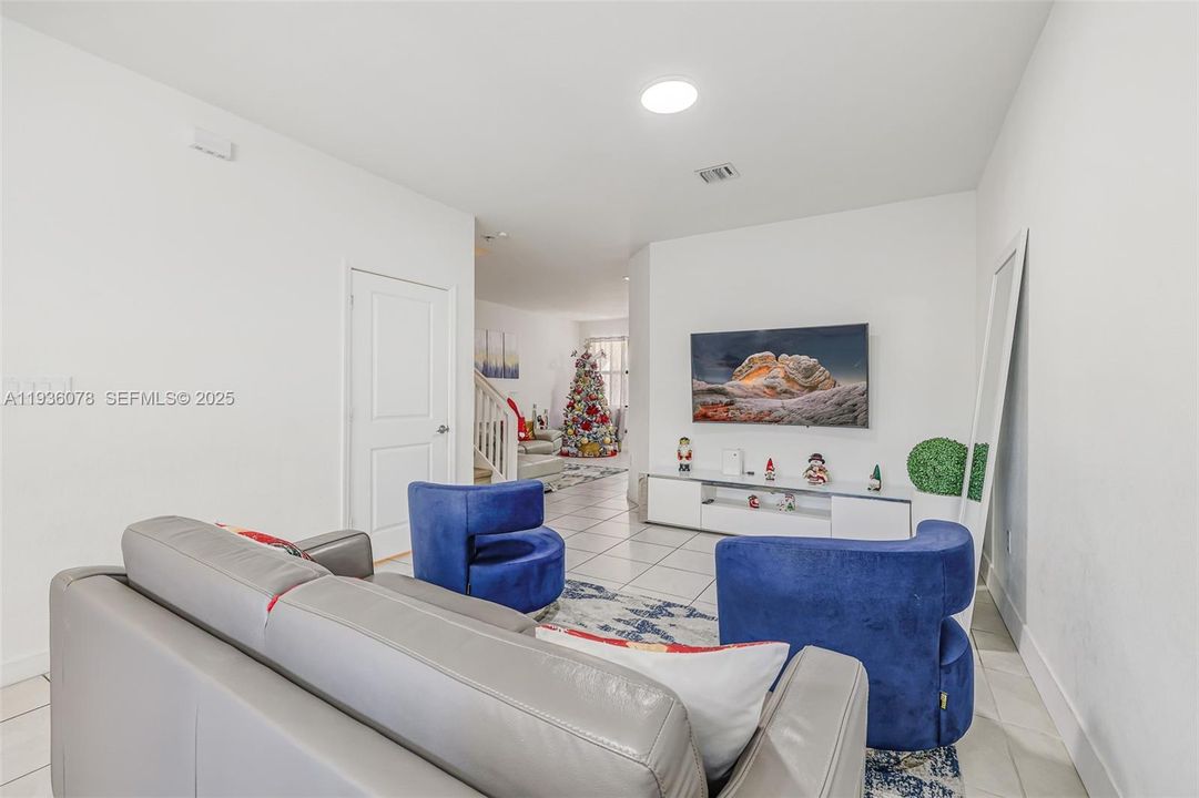 For Sale: $475,000 (3 beds, 2 baths, 1827 Square Feet)