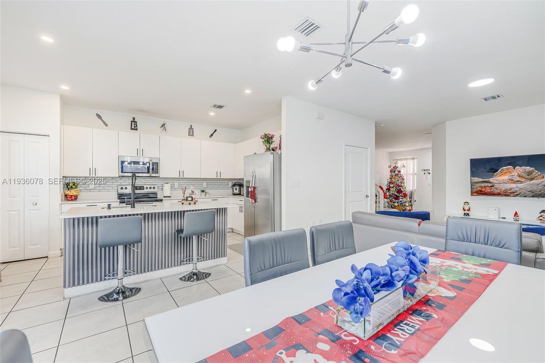 For Sale: $475,000 (3 beds, 2 baths, 1827 Square Feet)