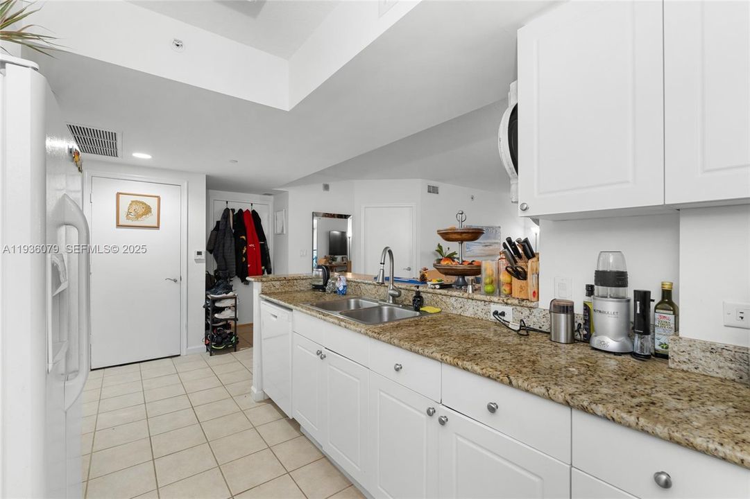 For Sale: $495,000 (2 beds, 2 baths, 1175 Square Feet)