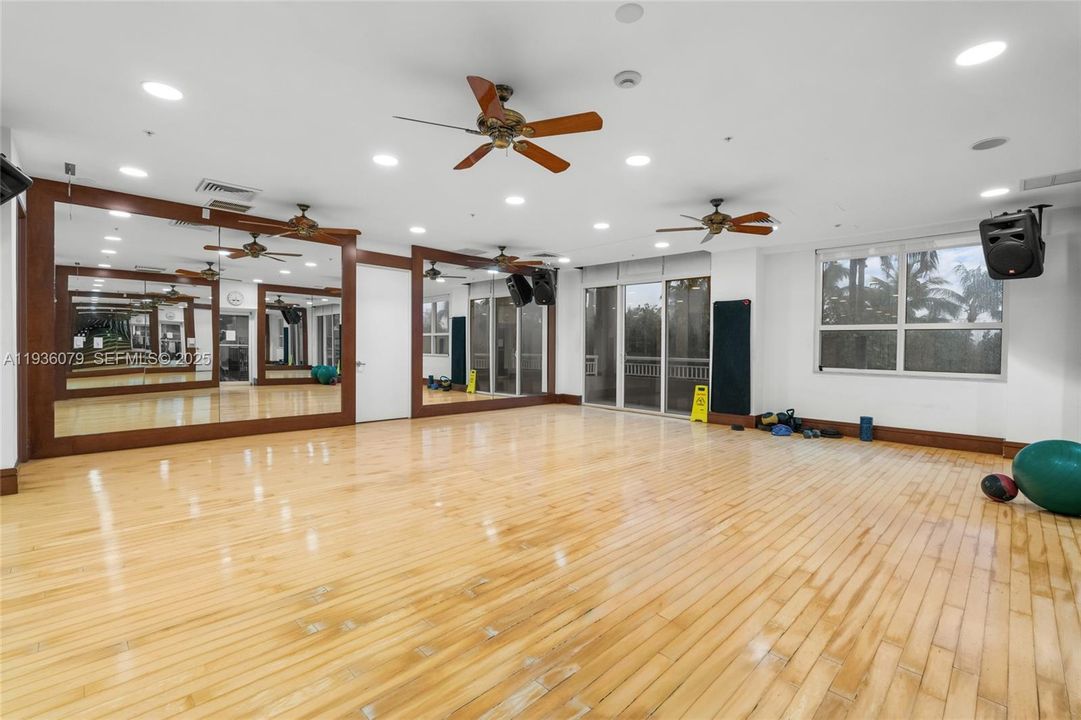 For Sale: $495,000 (2 beds, 2 baths, 1175 Square Feet)