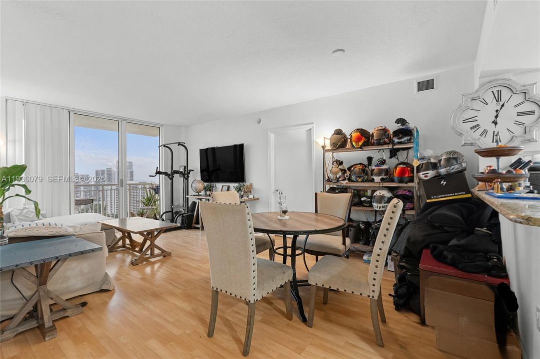 For Sale: $495,000 (2 beds, 2 baths, 1175 Square Feet)