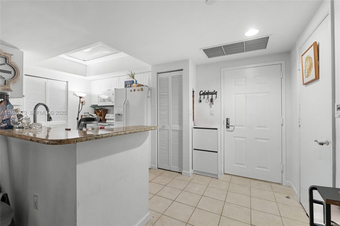 For Sale: $495,000 (2 beds, 2 baths, 1175 Square Feet)