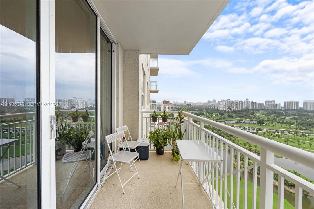 For Sale: $495,000 (2 beds, 2 baths, 1175 Square Feet)