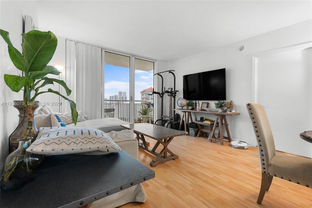 For Sale: $495,000 (2 beds, 2 baths, 1175 Square Feet)