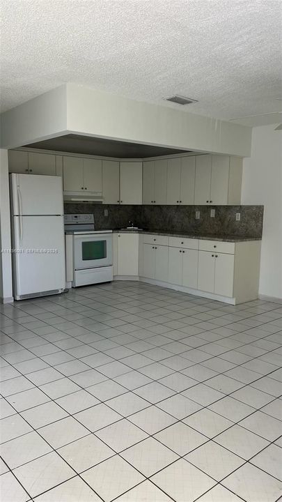 For Rent: $2,500 (3 beds, 2 baths, 5007 Square Feet)