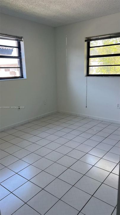 For Rent: $2,500 (3 beds, 2 baths, 5007 Square Feet)