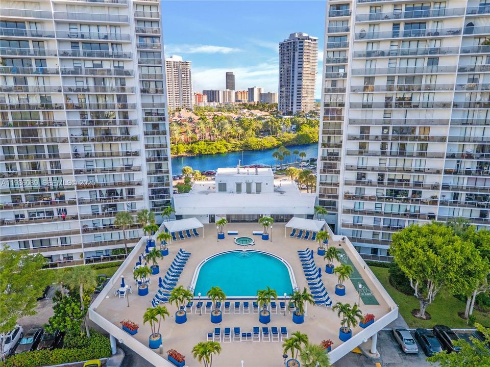 For Sale: $389,000 (2 beds, 2 baths, 1022 Square Feet)