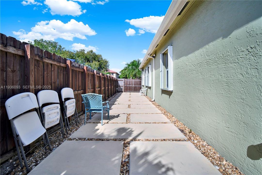 На продажу: $675,000 (3 спален, 2 ванн, 2032 Квадратных фут)