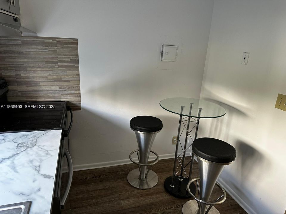 For Rent: $1,995 (1 beds, 1 baths, 767 Square Feet)