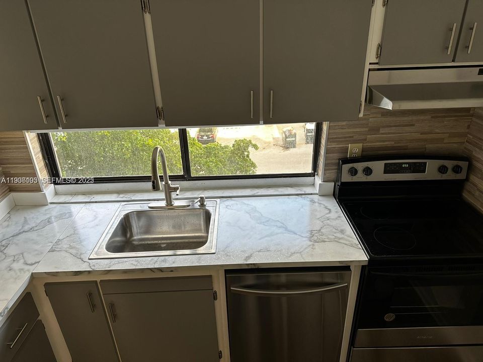 For Rent: $1,995 (1 beds, 1 baths, 767 Square Feet)