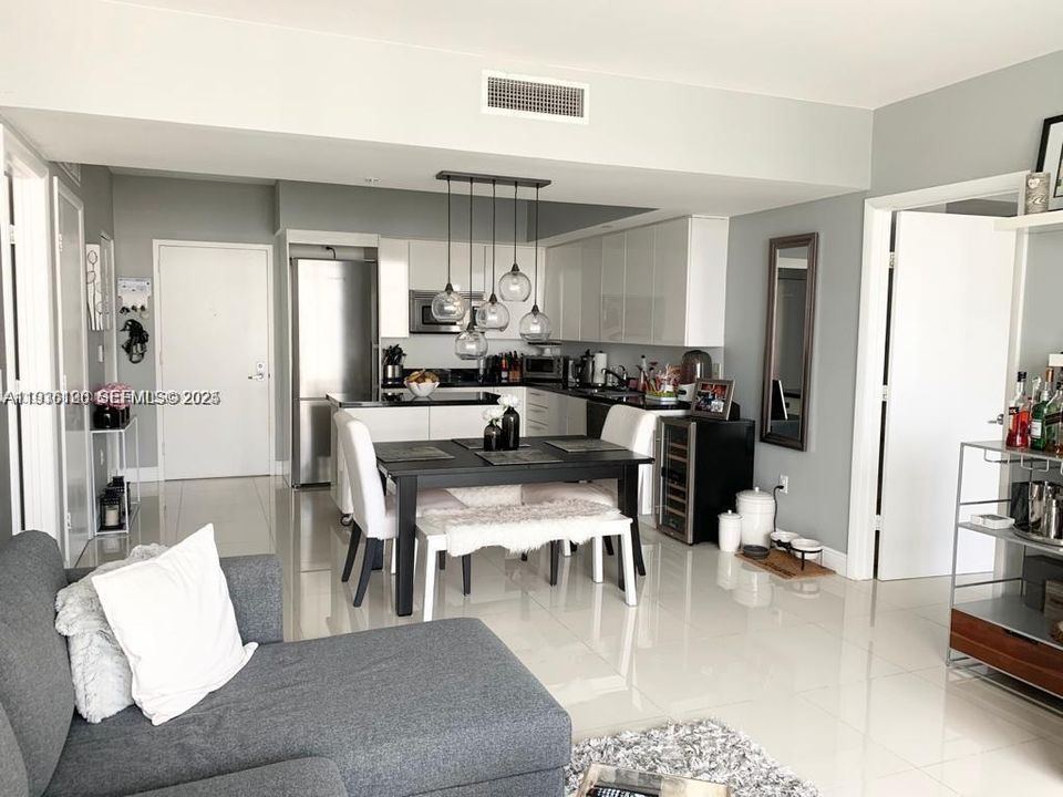 For Rent: $3,850 (2 beds, 2 baths, 1099 Square Feet)