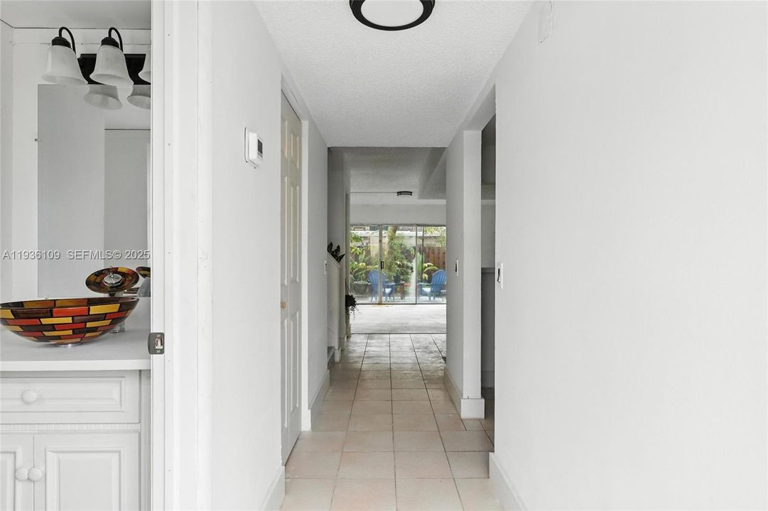 На продажу: $240,000 (2 спален, 1 ванн, 1330 Квадратных фут)