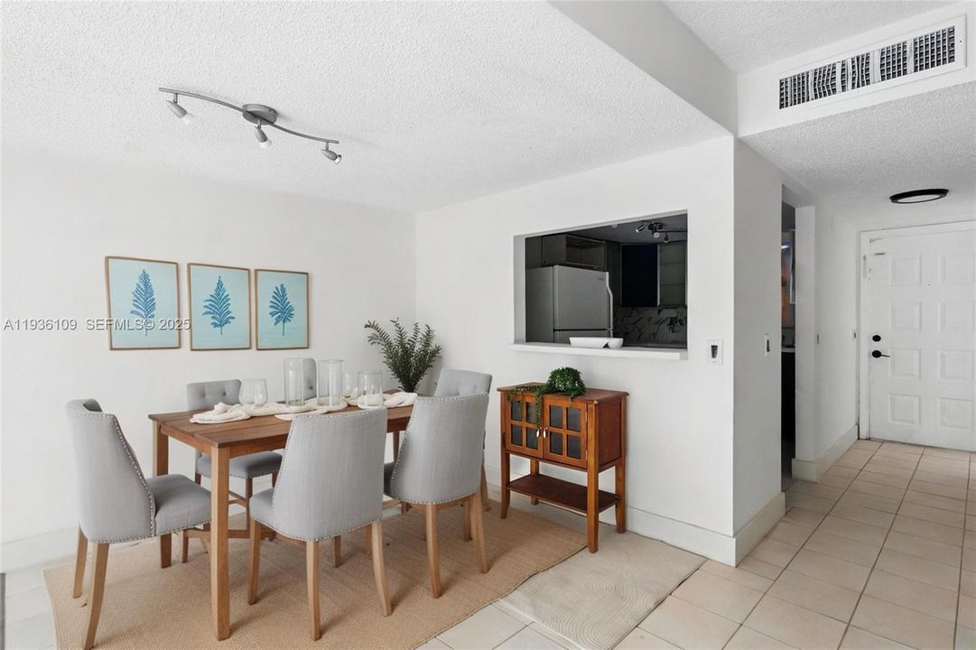 На продажу: $240,000 (2 спален, 1 ванн, 1330 Квадратных фут)