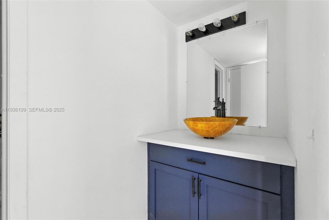 На продажу: $240,000 (2 спален, 1 ванн, 1330 Квадратных фут)