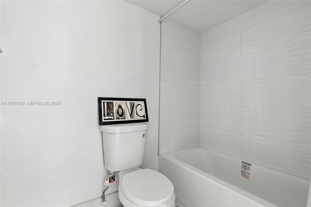 На продажу: $240,000 (2 спален, 1 ванн, 1330 Квадратных фут)