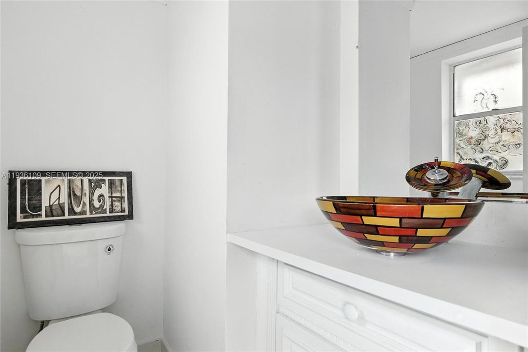 На продажу: $240,000 (2 спален, 1 ванн, 1330 Квадратных фут)