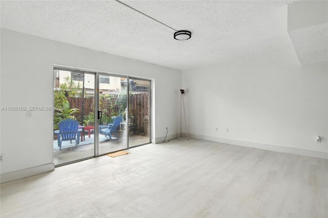 На продажу: $240,000 (2 спален, 1 ванн, 1330 Квадратных фут)