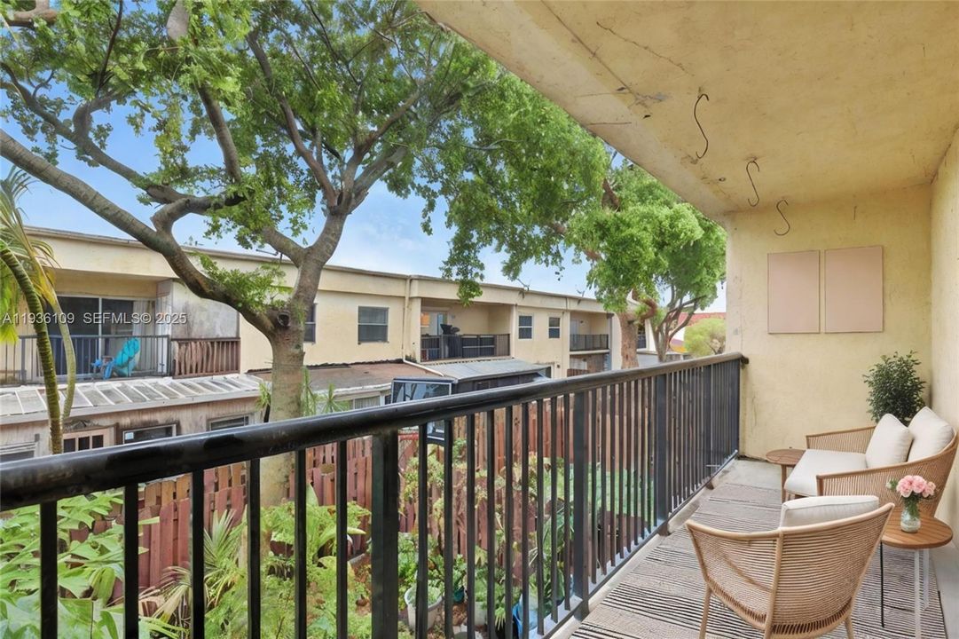 На продажу: $240,000 (2 спален, 1 ванн, 1330 Квадратных фут)