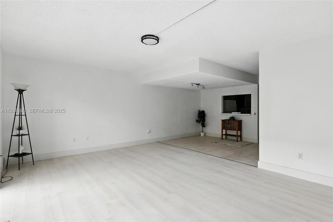 На продажу: $240,000 (2 спален, 1 ванн, 1330 Квадратных фут)