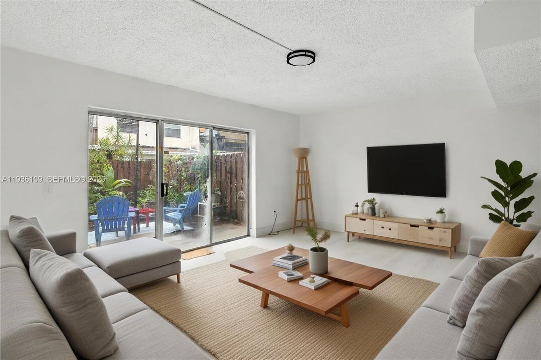 На продажу: $240,000 (2 спален, 1 ванн, 1330 Квадратных фут)